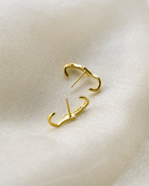 dress up your ear lobe with the hexad's echo suspender earrings which interestingly wraps around your ear lobe but is worn like a regular stud earring