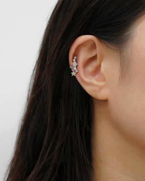 the hexad auriga ear cuffs in silver wraps well around the helix without the need for actual piercing