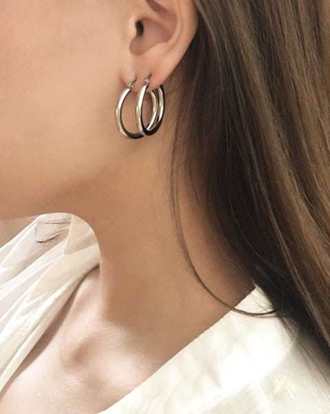 Double stacking the Rei hoops in silver by @thehexad