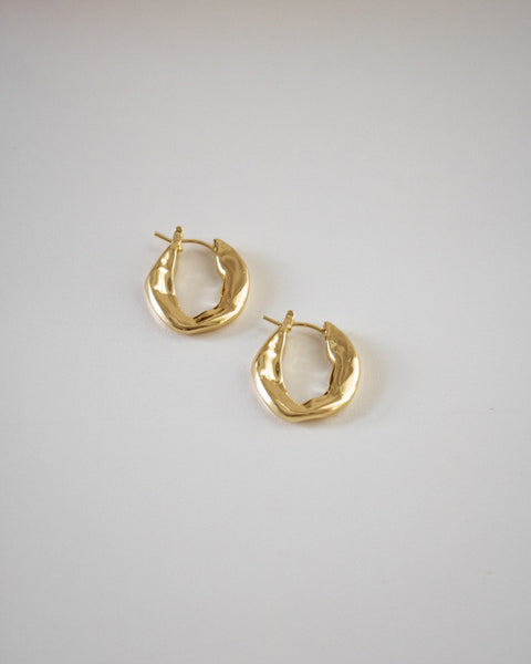 Flat golden hoops featuring a unique uneven surface @thehexad