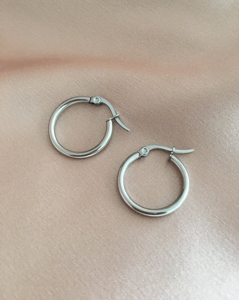 SKINNY Rei Hoops in Silver (Medium)