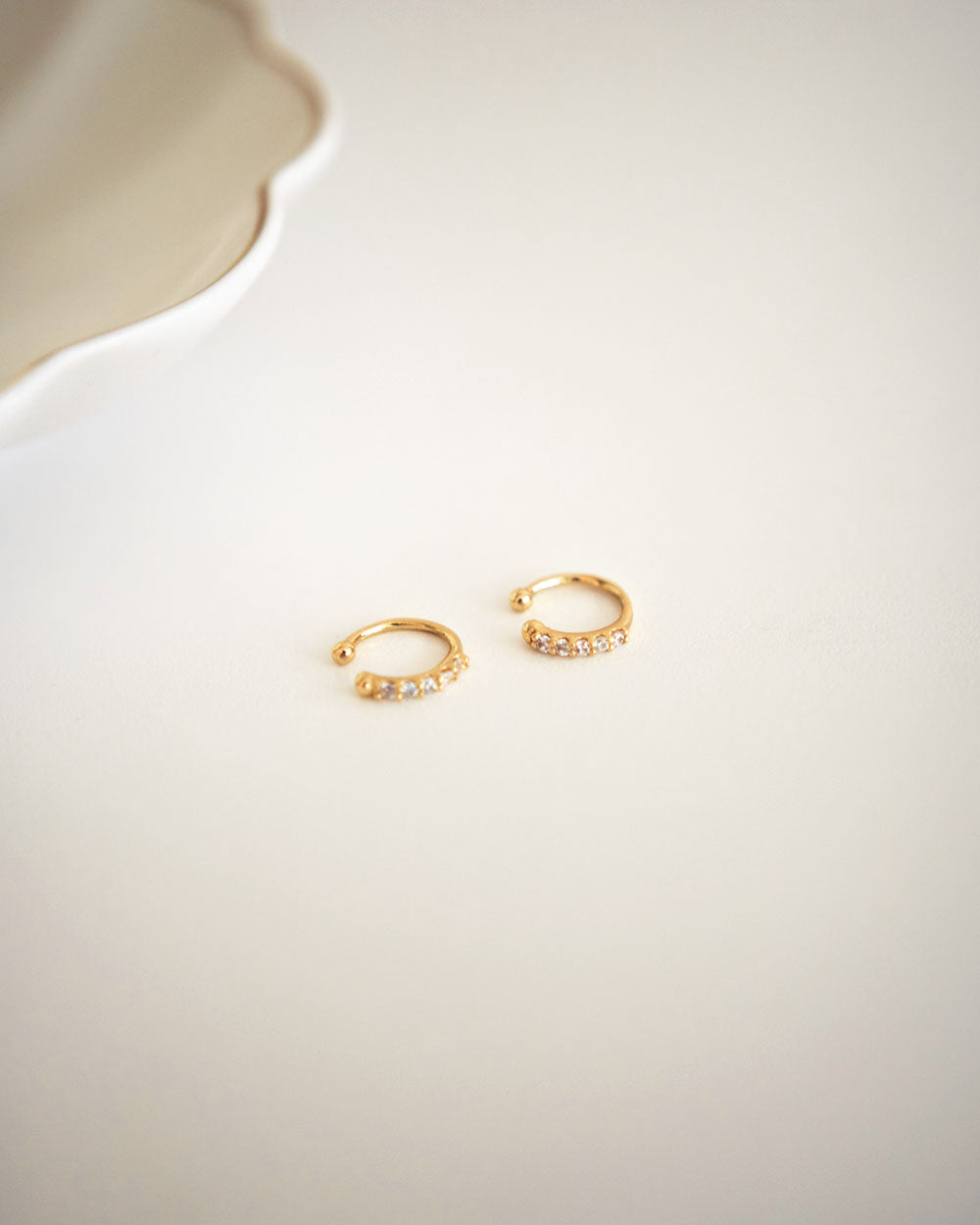 アクセサリー EDDERA Gold Key Hole Cuff Gold Ear Cuff with Chain and Bezel-Set Diamond Stud - Nuha