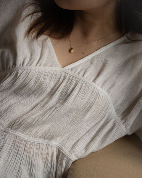 Simple and dainty droplet shape pendant necklace in gold - The Hexad