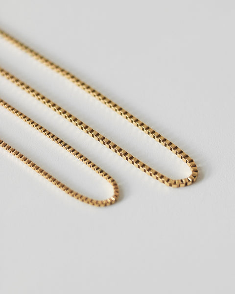 Square shaped links in varying thickness - Script chain necklaces by The Hexad 