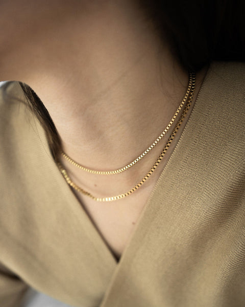The Hexad's Script chain is made in two different lengths and thickness so you can achieve an effortless layered look