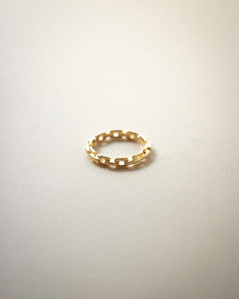 Thin, barely there gold ring with a subtle chain design @thehexad