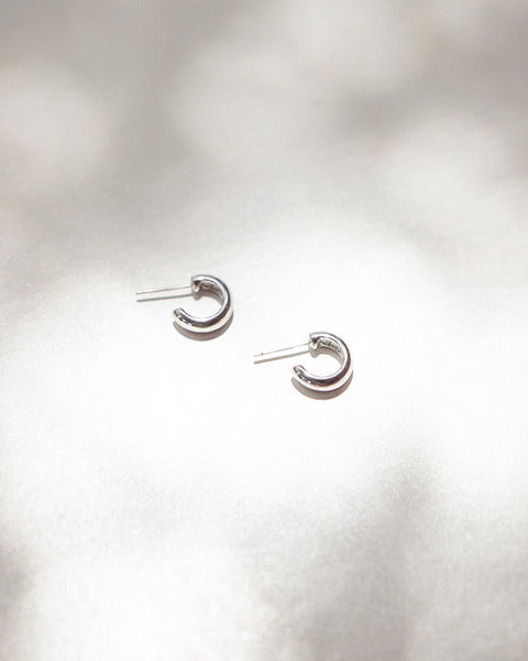 Classic donut shaped hoop earrings in silver @Thehexad