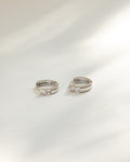 easy to maintain silver hoop earrings with chic appeal for trendsetting women and men