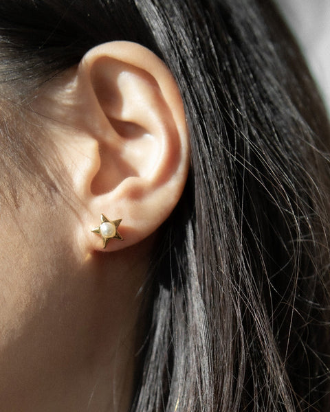 gold star studs with a tiny embedded pearl @thehexad
