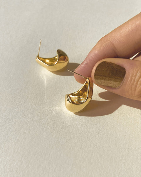 minimalist cocoon like Lucid earrings in gold by the hexad