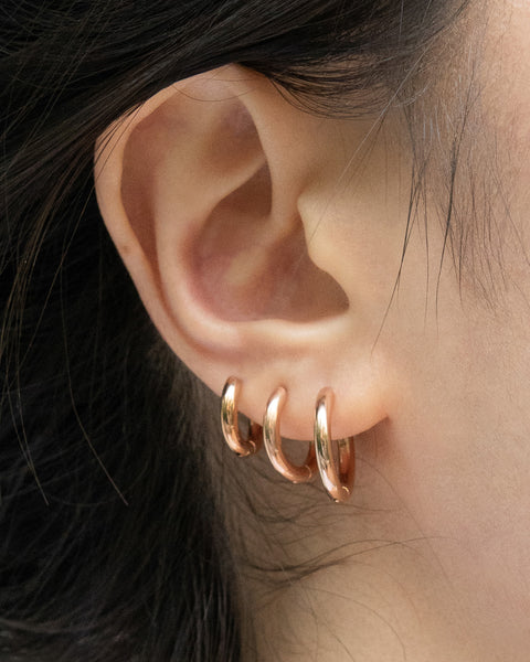 modern huggie hoops in rose gold | the hexad