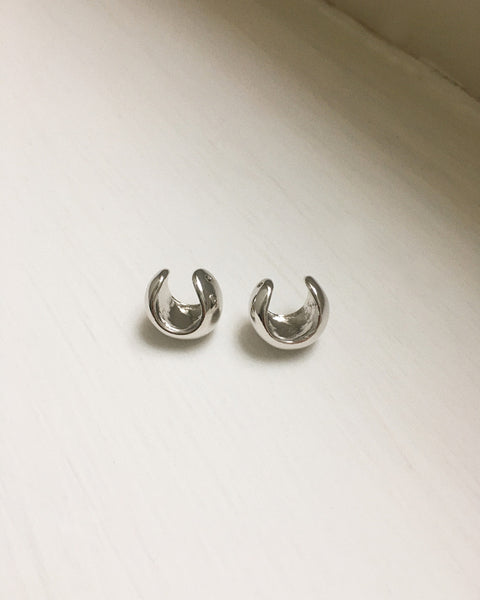 these silver U-shape ear cuffs wrap around your helix snugly @thehexad