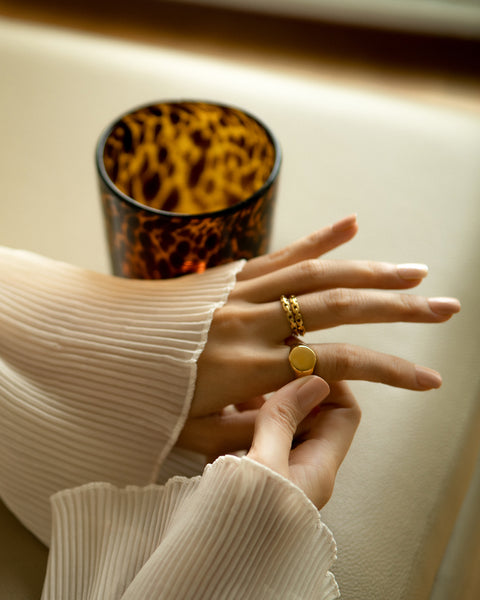 timeless round signet ring in gold for everyday style